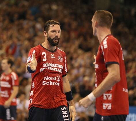Foto : Tobias Karlsson ( Flensburg ) beim abklatschen mkit Holger Glandorf Handball Herren 1. Bundesliga am Do. 08.09.2018 Flensburg - THW Kiel 26 - 24