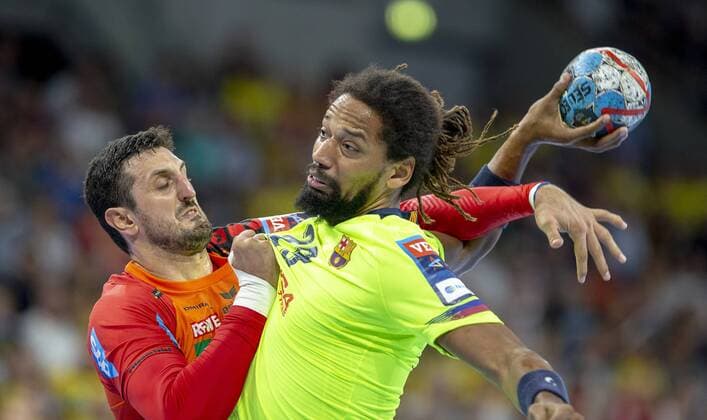 Deutschland - Baden-Württemberg - Mannheim - 12.09.2018 Handball - Velux EHF Champions League - Herren Saison 2018 2019 Rhein-Neckar Löwen (orange) - ESP Barcelona Lassa (neongelb) v.l. Ilija Abutovic (Rhein-Neckar Löwen), Gilberto Brito Duarte (Barcelona) Rhein-Neckar Löwen - ESP Barca Lassa