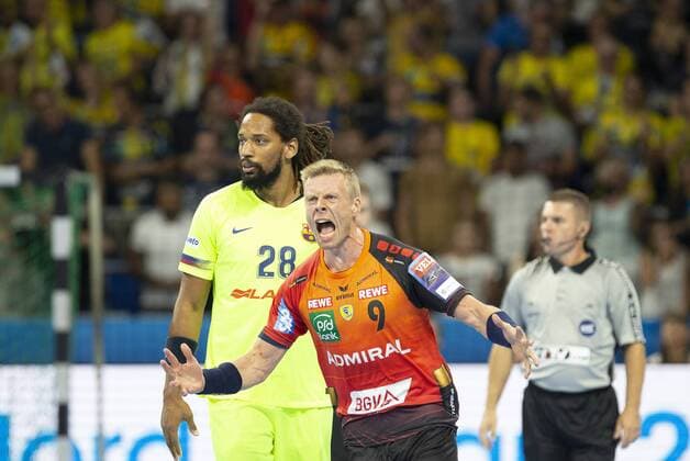 Deutschland - Baden-Württemberg - Mannheim - 12.09.2018 Handball - Velux EHF Champions League - Herren Saison 2018 2019 Rhein-Neckar Löwen (orange) - ESP Barcelona Lassa (neongelb) v.l. Gilberto Brito Duarte (Barcelona), Gudjon Valur Sigurdsson (Rhein-Neckar Löwen) Rhein-Neckar Löwen - ESP Barca Lassa