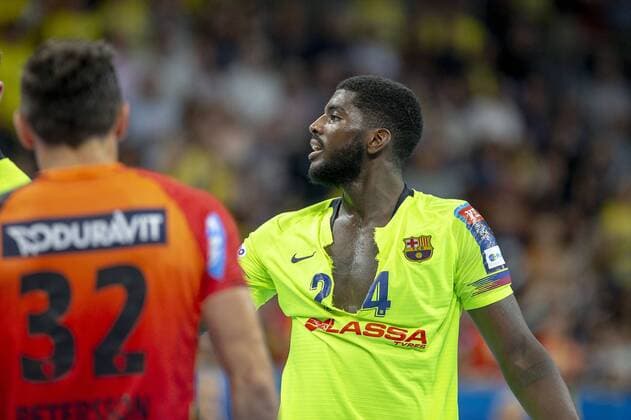 Deutschland - Baden-Württemberg - Mannheim - 12.09.2018 Handball - Velux EHF Champions League - Herren Saison 2018 2019 Rhein-Neckar Löwen (orange) - ESP Barcelona Lassa (neongelb) v.l. Alexander Petersson (Rhein-Neckar Löwen), Dika Mem (Barcelona) mit zerrissenen Trikots Rhein-Neckar Löwen - ESP Barca Lassa