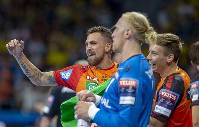 Deutschland - Baden-Württemberg - Mannheim - 12.09.2018 Handball - Velux EHF Champions League - Herren Saison 2018 2019 Rhein-Neckar Löwen (orange) - ESP Barcelona Lassa (neongelb) v.l. Bogdan Radivojevic (Rhein-Neckar Löwen), Torwart Mikael Appelgren (Rhein-Neckar Löwen) Rhein-Neckar Löwen - ESP Barca Lassa