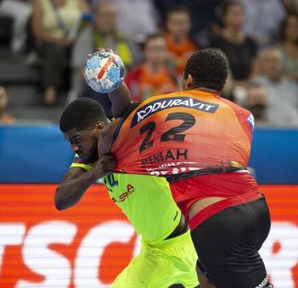 Deutschland - Baden-Württemberg - Mannheim - 12.09.2018 Handball - Velux EHF Champions League - Herren Saison 2018 2019 Rhein-Neckar Löwen (orange) - ESP Barcelona Lassa (neongelb) v.l. Dika Mem (Barcelona), Mads Mensah Larsen (Rhein-Neckar Löwen) Rhein-Neckar Löwen - ESP Barca Lassa