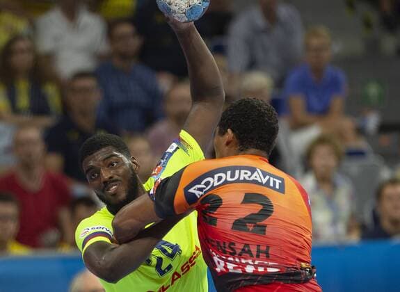 Deutschland - Baden-Württemberg - Mannheim - 12.09.2018 Handball - Velux EHF Champions League - Herren Saison 2018 2019 Rhein-Neckar Löwen (orange) - ESP Barcelona Lassa (neongelb) v.l. Dika Mem (Barcelona), Mads Mensah Larsen (Rhein-Neckar Löwen) Rhein-Neckar Löwen - ESP Barca Lassa