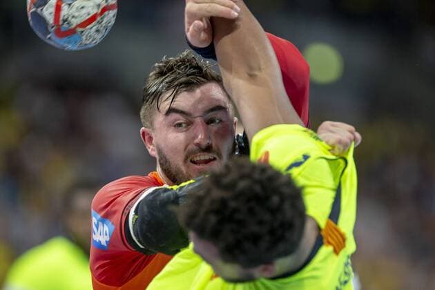 Deutschland - Baden-Württemberg - Mannheim - 12.09.2018 Handball - Velux EHF Champions League - Herren Saison 2018 2019 Rhein-Neckar Löwen (orange) - ESP Barcelona Lassa (neongelb) v.l. Jannik Kohlbacher (Rhein-Neckar Löwen), Timothey N Guessan (Barcelona) Rhein-Neckar Löwen - ESP Barca Lassa