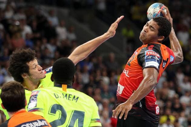 v.li.: Thiagus Petrus Goncalves Dos Santos (Barca, 22), Dika Mem (Barca, 24), Mads Mensah Larsen (RNL, 22), Zweikampf, Spielszene, Duell, duel, tackle, tackling, Dynamik, Action, Aktion, Handball, Champions League, Rhein-Neckar Löwen - Barca Lassa,