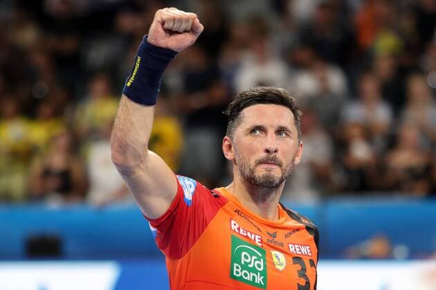 Alexander Petersson (RNL, 32), Einzelbild, ballt die Faust, Jubel nach dem Schlusspfiff, Sieg, Sieger, Gewinner, jubelt, jubeln, Freude, optimistisch, Action, Aktion, Handball, Champions League, Rhein-Neckar Löwen - Barca Lassa,