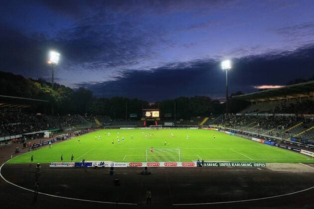 Fußball, Stadiongeschichte 1. FC Saarbrücken Der FCS empfängt die Bundesligamannschaft von Borussia Dortmund am Freitag (09.10.2009) zu einem Freundschaftsspiel im Saarbrücker Ludwigsparkstadion. Hier im Bild: Das mit 6000 Besuchern gefüllte Stadion
