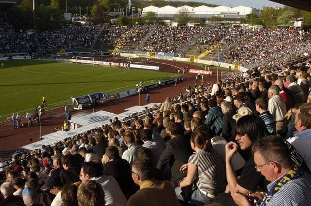 Fußball, Stadiongeschichte 1. FC Saarbrücken Der 1. FC Saarbrücken trifft in der 2. Fußball-Bundesliga auf die Mannschaft der Offenbacher Kickers am Dienstag (2.5.2006) im Saarbrücker Ludwigspark. Während die Offenbacher Freudentänze aufführen, verbrennen Saarbrücker Fans ihre Fanartikel.