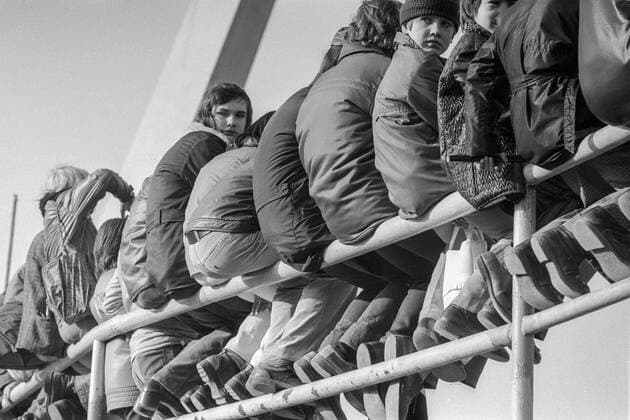 Fußball, Stadiongeschichte SG Dynamo Dresden SG Dynamo Dresden - Wismut Aue Fußball, DDROberliga, Saison 1974 1975, 08.03.1975, SG Dynamo DresdenWismut Aue, Rudolf-Harbig-Stadion, Dresden. Dynamos Fans. Dresden Sachsen Deutschland