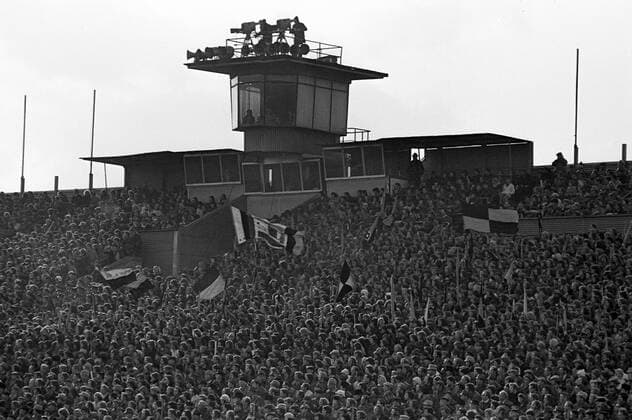 Fußball, Stadiongeschichte SG Dynamo Dresden SG Dynamo Dresden - 1. FC Magdeburg Fußball, DDROberliga, Saison 1975 1976, 20. Spieltag, 27.03.1976, SG Dynamo Dresden1. FC Magdeburg, Rudolf-Harbig-Stadion, Dresden. Dynamo Fans auf der Gegentribüne, später Hornbachtribüne. Dresden Sachsen Deutschland