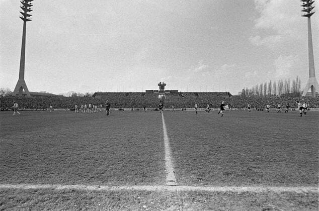Fußball, Stadiongeschichte SG Dynamo Dresden SG Dynamo Dresden - 1. FC Magdeburg Fußball, DDROberliga, Saison 1975 1976, 20. Spieltag, 27.03.1976, SG Dynamo Dresden1. FC Magdeburg, Rudolf-Harbig-Stadion, Dresden. Übersicht. Dresden Sachsen Deutschland