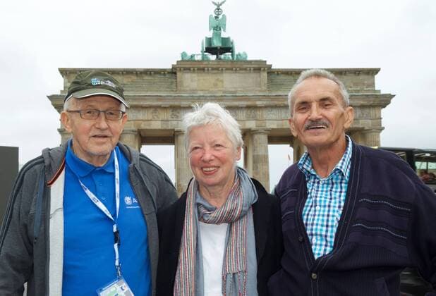 45 BMW Berlin Marathon 13.09.2018 Strasse des 17 Juni Brandenburger Tor Eroeffnung der HALL OF FAME vlnr Horst MILDE Ehren RaceDirector Vater des Berlin Marathon Jutta von HAASE GER Siegerin beim ersten Berlin Marathon 1994 in 3.22.01 Stunden Günter HALLAS GER Sieger beim 1 Berlin Marathon 1974 in 2.44.53 Stunden copyright camera4 Eberhard Thonfeld *** Horst MILDE Honorary RaceDirector Father of the Berlin Marathon Jutta von HAASE GER Winner of the first Berlin Marathon 1994 in 3 22 01 hours Günter HALLAS GER Winner of the 1 Berlin Marathon 1974 in 2 44 53 hours copyright camera4 Eberhard Thonfeld