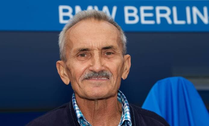 45 BMW Berlin Marathon 13.09.2018 Strasse des 17 Juni Brandenburger Tor Eroeffnung der HALL OF FAME Günter HALLAS GER Sieger beim 1 Berlin Marathon 1974 in 2.44.53 Stunden copyright camera4 Eberhard Thonfeld *** 45 BMW Berlin Marathon 13 09 2018 Strasse des 17 Juni Brandenburger Tor Opening of the HALL OF FAME Günter HALLAS GER Winner of the 1 Berlin Marathon 1974 in 2 44 53 hours copyright camera4 Eberhard Thonfeld