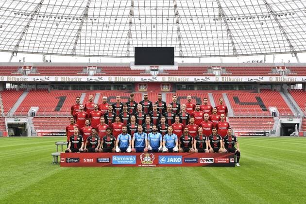 Fußball, GER, 1.BL, Porträttermin 2018 2019, Mannschaftsfoto, Bayer Leverkusen, Hi. Reihe v.li.: Dr. Burak Yildirim, Sven Elsinger, Stephan, Stephan Hartner, Lars Bender, Kai Havertz, Jonathan Tah, Isaac Kiese Thelin, Panagiotis Retsos, Christian Beckers, Martin Kowatzki, Markus Irmer. Dritte Reihe v.li.: Lennart Coerdt, Simon Lackmann, Lucas Alario, Aleksander Dragovic, Julian Brandt, Sven Bender, Joel Pohjanpalo, Tin Jedvaj, Manuel Schardt, Il-Han Yu Zweite Reihe v.li.: Hans-Peter Lehnhoff, Daniel Jouvin, Marcel Daum, Schariar Bigdeli, Dominik Kohr, Julian Baumgartlinger, Jakub Bednarczyk, David Thiel, Nico Schneck, Xaver Zembrod, Heiko Herrlich. Vordere Reihe v.li.: Brian the Lion, Mitchell Weiser, Wendell, Leon Bailey, Ramazan Özcan, Lukas Hradecky, Thorsten Kirschbaum, Tomasz Kucz, Karim Bellarabi, Sam Schreck, Kevin Volland, Paulinho.
