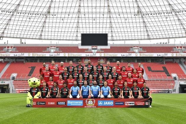 Fußball, GER, 1.BL, Porträttermin 2018 2019, Mannschaftsfoto, Bayer Leverkusen, Hi. Reihe v.li.: Dr. Burak Yildirim, Sven Elsinger, Stephan, Stephan Hartner, Lars Bender, Kai Havertz, Jonathan Tah, Isaac Kiese Thelin, Panagiotis Retsos, Christian Beckers, Martin Kowatzki, Markus Irmer. Dritte Reihe v.li.: Lennart Coerdt, Simon Lackmann, Lucas Alario, Aleksander Dragovic, Julian Brandt, Sven Bender, Joel Pohjanpalo, Tin Jedvaj, Manuel Schardt, Il-Han Yu Zweite Reihe v.li.: Hans-Peter Lehnhoff, Daniel Jouvin, Marcel Daum, Schariar Bigdeli, Dominik Kohr, Julian Baumgartlinger, Jakub Bednarczyk, David Thiel, Nico Schneck, Xaver Zembrod, Heiko Herrlich. Vordere Reihe v.li.: Brian the Lion, Mitchell Weiser, Wendell, Leon Bailey, Ramazan Özcan, Lukas Hradecky, Thorsten Kirschbaum, Tomasz Kucz, Karim Bellarabi, Sam Schreck, Kevin Volland, Paulinho.