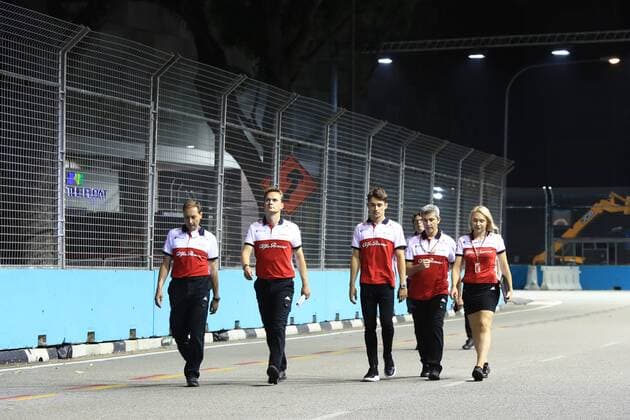 13th September 2018, Marina Bay Street Circuit, Singapore; Formula One Grand Prix of Singapore, driver arrivals and press conference PK Pressekonferenz Alfa Romeo Sauber F1 Team, Charles LeClerc walks the track  ActionPlus12061888 Octane