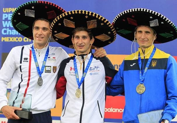 British James Cooke (C), winner, French Valentin Prades (L), runner-up, and Ukranian Pavlo Tymoschenko (R), third position, pose after the individual men s equestrian jump final during the World Modern pentathlon moderner Fünfkampf Championships, in Mexico City, Mexico, 13 September 2018. World Modern Pentathlon Championships in Mexico !ACHTUNG: NUR REDAKTIONELLE NUTZUNG!  Copyright: xMarioxGuzmanx MEX40 20180914-636724839250260728