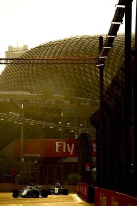 Motorsports: FIA Formula One World Championship WM Weltmeisterschaft 2018, Grand Prix of Singapore, 9 Marcus Ericsson (SWE, Alfa Romeo Sauber F1 Team), 27 Nico Hulkenberg (GER, Renault Formula One Team), Singapore Singapore