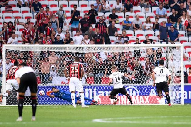 14 BENJAMIN BOURIGEAUD (REN) - 40 WALTER BENITEZ (NICE) - PENALTY MANQUE - PENALTY ARRETE FOOTBALL : Nice vs Rennes - Ligue 1 Conforama - 14 09 2018 FEP Panoramic 