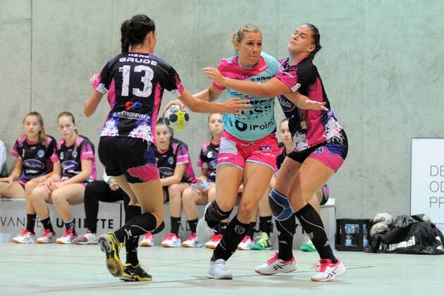 Marija Obradovic (TusSies Metzingen 51) gegen Anita Azinovic (HZRK Grude 14) TusSies Metzingen, Women, EHF-Cup, Round 1, 14.09.2018, Foto:TBaur Eibner TusSies Metzingen vs. HZRK Grude Metzingen Copyright: xEIBNER TobiasxBaurx EP_TBR
