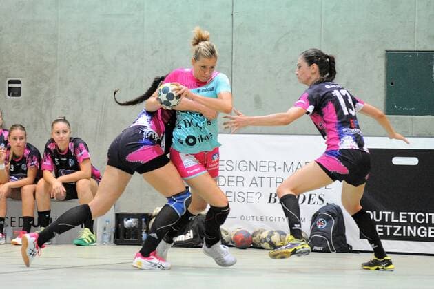 Sport Bilder des Tages Marija Obradovic (TusSies Metzingen 51) gegen Anita Azinovic (HZRK Grude 14) TusSies Metzingen, Women, EHF-Cup, Round 1, 14.09.2018, Foto:TBaur Eibner TusSies Metzingen vs. HZRK Grude Metzingen Copyright: xEIBNER TobiasxBaurx EP_TBR