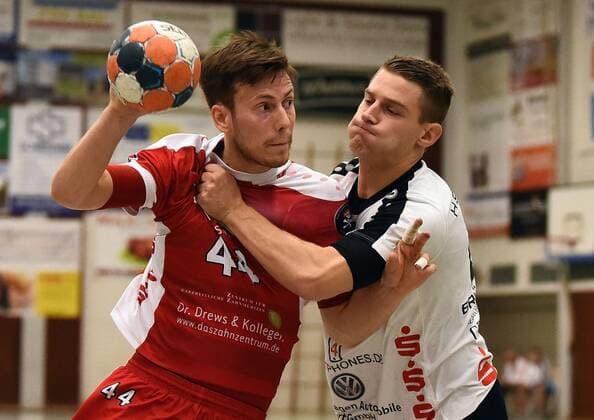 14.09.2018, xpsx, Handball 3.Liga, HSG Hanau - HSG Rodgau Nieder-Roden v.l. Timo Kaiser (Rodgau), Marius Brüggemann (Hanau) Hanau Hessen Deutschland (DEU)