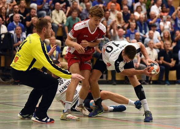 14.09.2018, xpsx, Handball 3.Liga, HSG Hanau - HSG Rodgau Nieder-Roden v.l. Sebastian Schermuly (Hanau), Johannes von der Au (Rodgau), Marc Strohl (Hanau) Hanau Hessen Deutschland (DEU)
