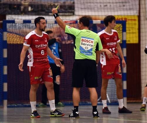 14.09.2018, xpsx, Handball 3.Liga, HSG Hanau - HSG Rodgau Nieder-Roden v.l. gelbe Karte Tim Henkel (Rodgau) Hanau Hessen Deutschland (DEU)