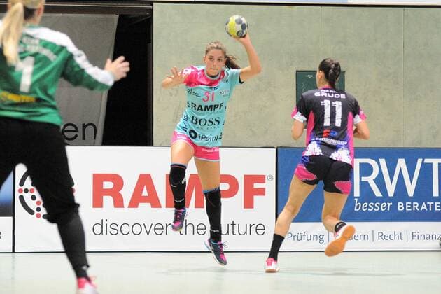 Kelly Vollebregt (TusSies Metzingen 31) gegen Lejla Kasumacic (HZRK Grude 11) TusSies Metzingen, Women, EHF-Cup, Round 1, 14.09.2018, Foto:TBaur Eibner TusSies Metzingen vs. HZRK Grude Metzingen Copyright: xEIBNER TobiasxBaurx EP_TBR