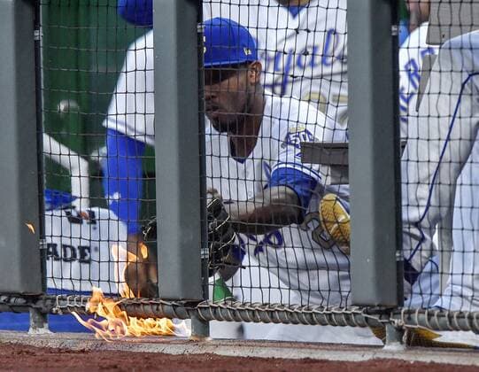Sport Themen der Woche KW37 Sport Bilder des Tages September 14, 2018 - Kansas City, MO, USA - Kansas City Royals third baseman Alcides Escobar tried to use his glove to put out a small fire in the dugout before the start of a game against the Minnesota Twins on Friday, Sept. 14, 2018, at Kauffman Stadium in Kansas City, Mo. Minnesota at Kansas City - ZUMAm67_ 20180914_zaf_m67_018 Copyright: xJohnxSleezerx