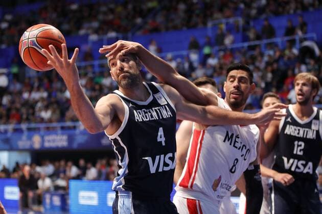 Argentinian Luis Scola (L) in action against Mexican Gustavo Ayon (R) during a qualifying game for the Chinese Basketball World Cup 2019, in Mexico City, Mexico, 14 September 2018. MEXICO - ARGENTINA !ACHTUNG: NUR REDAKTIONELLE NUTZUNG!  Copyright: xJoséxMéndezx MEX02 20180915-636725836115685300