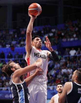 Argentinian Marcos Delia (L) in action against Mexican Gustavo Ayón (R) during a qualifying game for the Chinese Basketball World Cup 2019, in Mexico City, Mexico, 14 September 2018. MEXICO - ARGENTINA !ACHTUNG: NUR REDAKTIONELLE NUTZUNG!  Copyright: xJoséxMéndezx MEX02 20180915-636725868536260752
