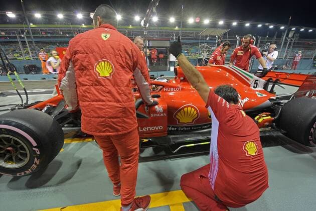 (180915) -- SINGAPORE, Sept. 15, 2018 -- Ferrari driver Sebastian Vettel of Germany stops at the pit building after his car springs a leak in the second practise session of the Formula One Singapore Grand Prix Night Race held at the Marina Bay Street Circuit on Sept. 14, 2018. ) (SP)SINGAPORE-F1 GRAND PRIX NIGHT RACE-PRACTISE ThenxChihxWey 