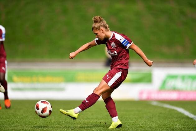 Linda Dallmann (SGS, 10) Torschuss, Fussball, Allianz Frauen-Bundesliga,MSV Duisburg - SGS Essen, DFB REGULATIONS PROHIBIT ANY USE OF PHOTOGRAPHS AS IMAGE SEQUENCES AND OR QUASI-VIDEO.