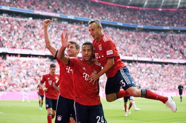 Sport Bilder des Tages Fussball 1. Bundesliga Saison 2018 2019 3. Spieltag FC Bayern Muenchen - Bayer 04 Leverkusen 15.08.2018 JUBEL FC Bayern Muenchen; Thomas Mueller, Torschuetze zum 1-1 Corentin Tolisso und Rafinha (v.li.) ----DFL regulations prohibit any use of photographs as image sequences and or quasi-video.----