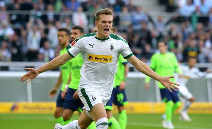 Sport Bilder des Tages Bundesliga, Deutschland, Herren, Saison 2018 2019, 3. Spieltag, Borussia Park Mönchengladbach, Bor. Mönchengladbach, BMG (weiss) - FC Schalke 04, S04 (gelb); Jubel Matthias Ginter (BMG) nach seinem Tor zum 1:0. Jubel, Freude, Aktion. DFL REGULATIONS PROHIBIT ANY USE OF PHOTOGRAPHS AS IMAGE SEQUENCES AND OR QUASI-VIDEO.