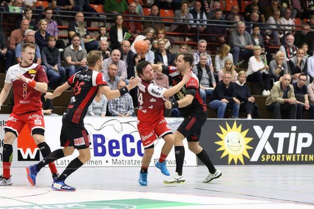 Carsten Ridder (TUSEM Essen 24) gegen Jan-Eric Speckmann (TuS N-Luebbecke 45)(links) und Marian Orlowski (TuS N-Luebbecke 29)(rechts), TuS N-Luebbecke vs TUSEM Essen, Handball, 2. Bundesliga, 15.09.2018, TuS N-Luebbecke vs TUSEM Essen, Handball, 2. Bundesliga, 15.09.2018 Luebbecke Copyright: xEIBNER JanxStrohdiekx EP_JSK