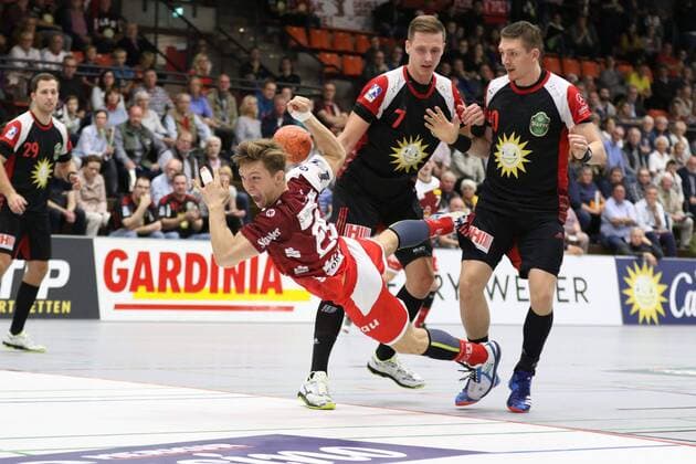 Moritz Schade (TuS N-Luebbecke 25) verliert den Ball nach Angriff gegen Patryk Walczak (TuS N-Luebbecke 7) und Lukasz Gierak (TuS N-Luebbecke 10)(rechts), TuS N-Luebbecke vs TUSEM Essen, Handball, 2. Bundesliga, 15.09.2018, TuS N-Luebbecke vs TUSEM Essen, Handball, 2. Bundesliga, 15.09.2018 Luebbecke Copyright: xEIBNER JanxStrohdiekx EP_JSK
