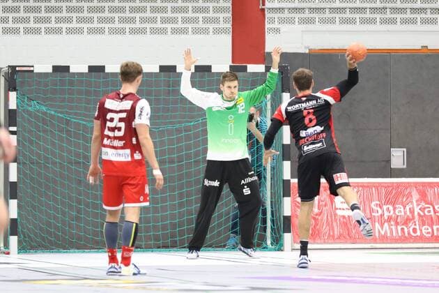 Jens Bechtloff (TuS N-Luebbecke 8) fuehrt einen Siebenmeter aus gegen Sebastian Bliss (TUSEM Essen 12)(Tor), links Justin Mueller (TUSEM Essen 25), TuS N-Luebbecke vs TUSEM Essen, Handball, 2. Bundesliga, 15.09.2018, TuS N-Luebbecke vs TUSEM Essen, Handball, 2. Bundesliga, 15.09.2018 Luebbecke Copyright: xEIBNER JanxStrohdiekx EP_JSK