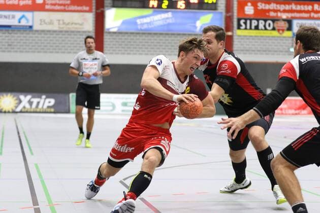 Justin Mueller (TUSEM Essen 25) gegen Marian Orlowski (TuS N-Luebbecke 29)(hinten) , TuS N-Luebbecke vs TUSEM Essen, Handball, 2. Bundesliga, 15.09.2018, TuS N-Luebbecke vs TUSEM Essen, Handball, 2. Bundesliga, 15.09.2018 Luebbecke Copyright: xEIBNER JanxStrohdiekx EP_JSK