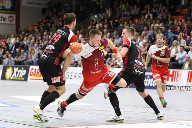 Luca Witzke (TUSEM Essen 7) gegen Marian Orlowski (TuS N-Luebbecke 29)(links) und Patryk Walczak (TuS N-Luebbecke 7)(rechts), TuS N-Luebbecke vs TUSEM Essen, Handball, 2. Bundesliga, 15.09.2018, TuS N-Luebbecke vs TUSEM Essen, Handball, 2. Bundesliga, 15.09.2018 Luebbecke Copyright: xEIBNER JanxStrohdiekx EP_JSK