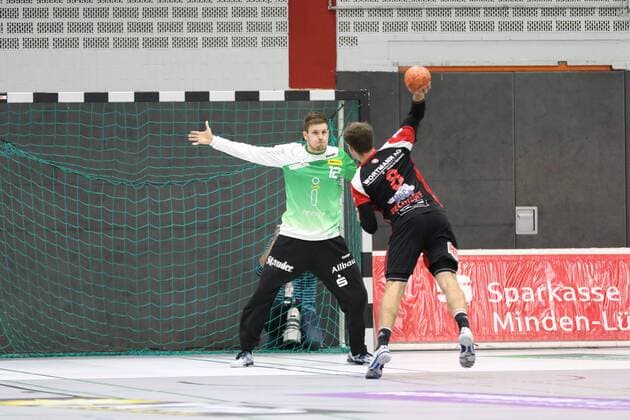 Jens Bechtloff (TuS N-Luebbecke 8) fuehrt einen Siebenmeter aus gegen Sebastian Bliss (TUSEM Essen 12), TuS N-Luebbecke vs TUSEM Essen, Handball, 2. Bundesliga, 15.09.2018, TuS N-Luebbecke vs TUSEM Essen, Handball, 2. Bundesliga, 15.09.2018 Luebbecke Copyright: xEIBNER JanxStrohdiekx EP_JSK