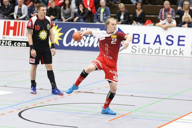 tw2 fuehrt einen Siebenmeter aus, hinten Lukasz Gierak (TuS N-Luebbecke 10), TuS N-Luebbecke vs TUSEM Essen, Handball, 2. Bundesliga, 15.09.2018, TuS N-Luebbecke vs TUSEM Essen, Handball, 2. Bundesliga, 15.09.2018 Luebbecke Copyright: xEIBNER JanxStrohdiekx EP_JSK
