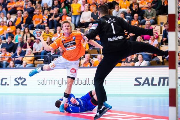 180915 Kristianstads Alfred Ehn och Meshkov malvakt Ivan Pesic under handbollsmatchen i Champions League mellan Kristianstad och Meshkov Brest den 15 september 2018 i Kristianstad. Copyright: AvdoxBilkanovic BB180915AB024