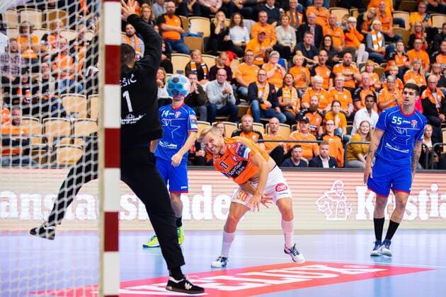 180915 Kristianstads Anton Halen och Meshkov malvakt Ivan Pesic under handbollsmatchen i Champions League mellan Kristianstad och Meshkov Brest den 15 september 2018 i Kristianstad. Copyright: AvdoxBilkanovic BB180915AB053