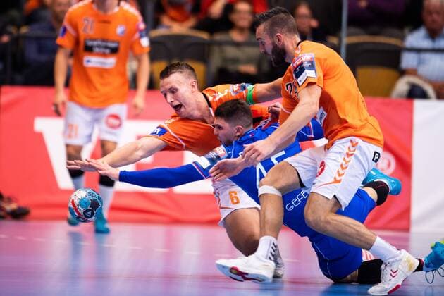 180915 Kristianstads Philip Henningsson och Meshkov Darko Djukic under handbollsmatchen i Champions League mellan Kristianstad och Meshkov Brest den 15 september 2018 i Kristianstad. Copyright: AvdoxBilkanovic BB180915AB076