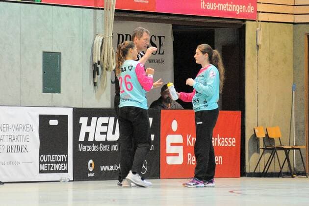 Alexander Vorontsov (TusSies Metzingen Torwarttrainer) mit Isabel Roch (TusSies Metzingen 26) im Tor und Jesse van de Polder (TusSies Metzingen 1) im Tor TusSies Metzingen, Women, EHF-Cup, Round 1, 15.09.2018, Foto:TBaur Eibner TusSies Metzingen vs. HZRK Grude Metzingen Copyright: xEIBNER TobiasxBaurx EP_TBR