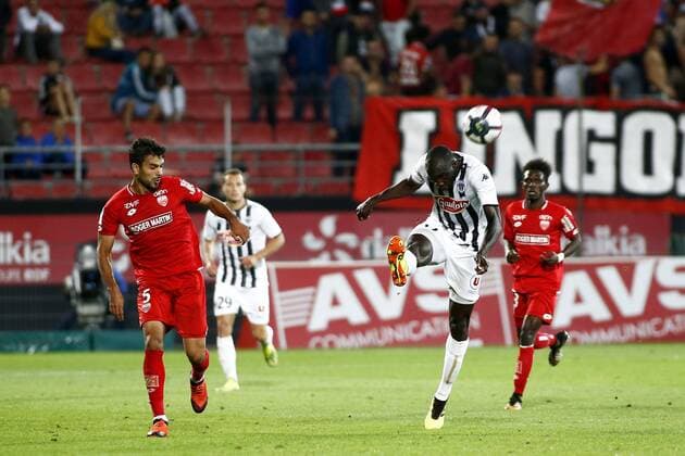 Fußball, FCO Dijon - SCO Angers 17 CHEIKH NDOYE (SCO) - 05 OUSSAMA HADDADI (DIJ) FOOTBALL : Dijon vs Angers - Ligue 1 Conforama - 15 09 2018 FEP Panoramic 