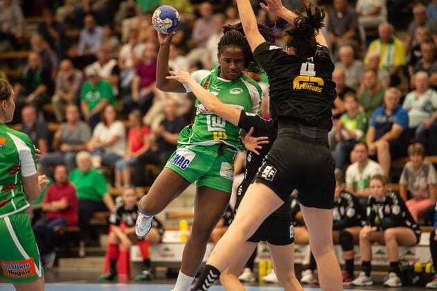 Prudence Georgette Kinlend (Frisch Auf Frauen 10), Pia Dietz (SV Union Halle Neustadt 4), Frisch Auf! Göppingen vs. SV Union Halle-Neustadt, Handball, Frauen, 1. Bundesliga, 15.09.2018, Frisch Auf! Göppingen vs. SV Union Halle-Neustadt, Handball, Frauen, 1. Bundesliga, 15.09.2018, Göppingen Copyright: xEIBNER Michael_Schmidtx EP_MST