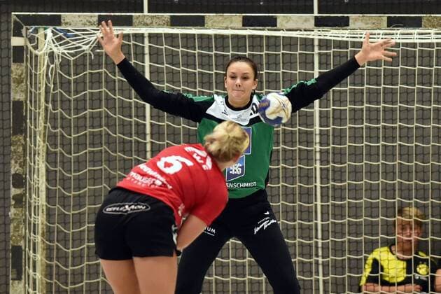 Anouk Nieuwenweg (HSG Bad Wildungen Vipers) beim Wurf; Nicole Roth (Torfrau Neckarsulmer Union) (hinten) -- Handball --- 1. Bundesliga Frauen --- HSG Bad Wildungen Vipers vs Neckarsulmer Sport-Union --- 15.09.2018, Handball --- 1. Bundesliga Frauen --- HSG Bad Wildungen Vipers vs Neckarsulmer Sport-Union --- 15.09.2018 Bad Wildungen Copyright: xEIBNER RolandxSippelx EP_RSL